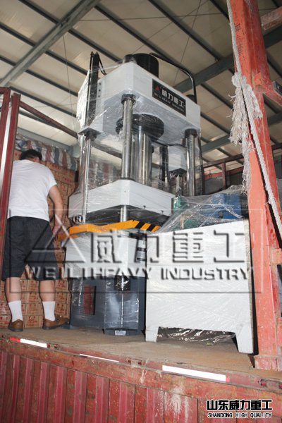 四柱拉伸油壓機(jī)發(fā)貨