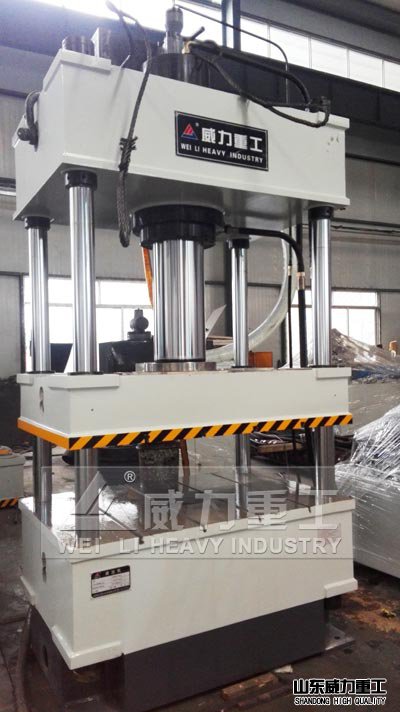 四柱油壓機(jī)加工生產(chǎn)車(chē)間