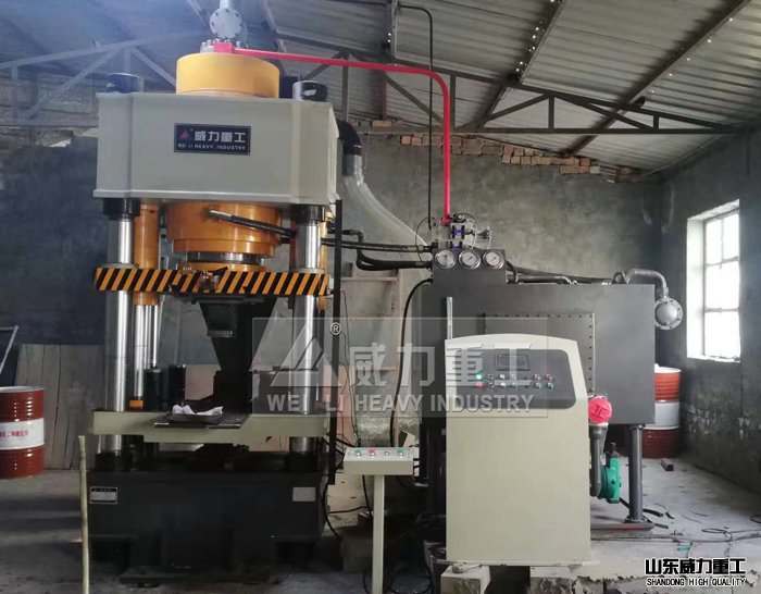 630噸四柱液壓機(jī)客戶使用現(xiàn)場