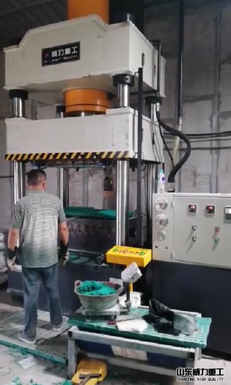 315噸復(fù)合漏糞板油壓機(jī)客戶使用現(xiàn)場