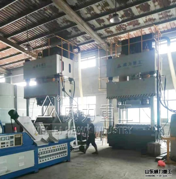 1200噸四柱油壓機(jī)(模壓塑料建筑模板成型)